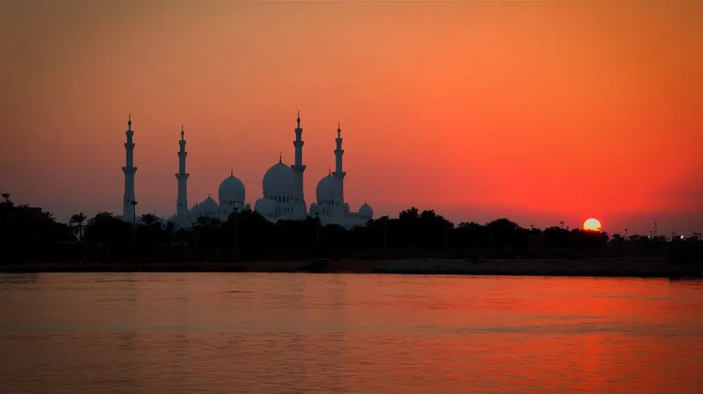Top 5 Places to Visit in Abu Dhabi: A Complete Sightseeing Guide with Royal Rams Tourism